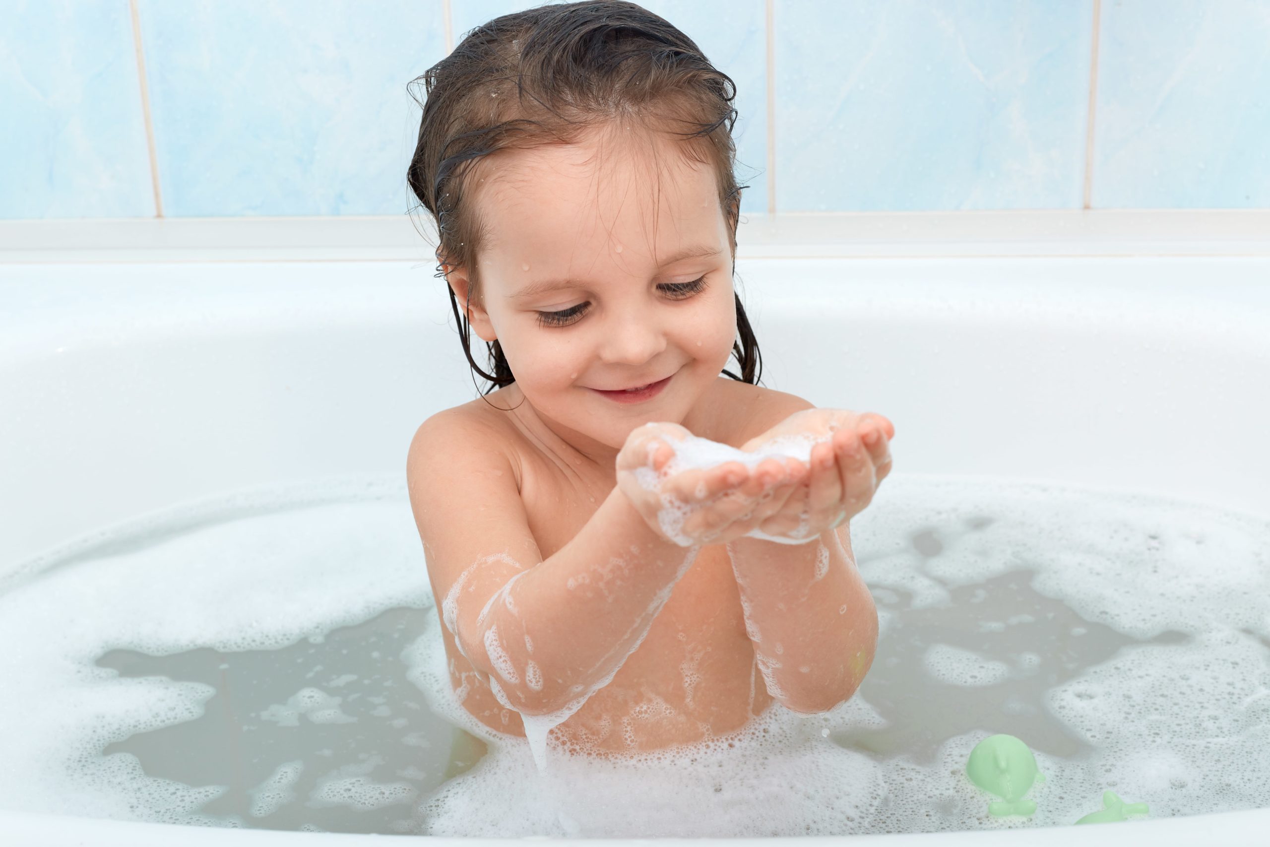 8 dicas e cuidados para dar banho em bebê