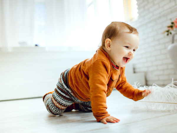 Loja de calçados infantil: saiba qual a roupa e o sapato ideal para o bebê que engatinha