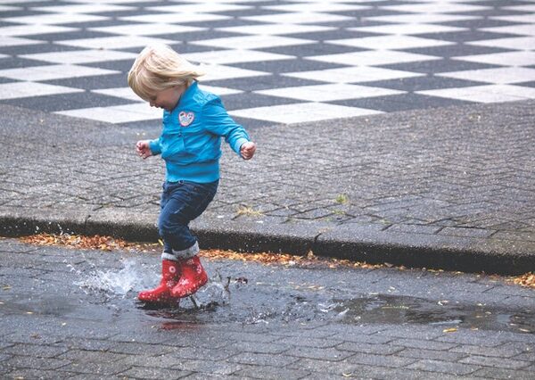 Sapato infantil: nos dias chuvosos saiba como proteger os pés dos pequenos com as galochas da loja O Sapo e a Princesa